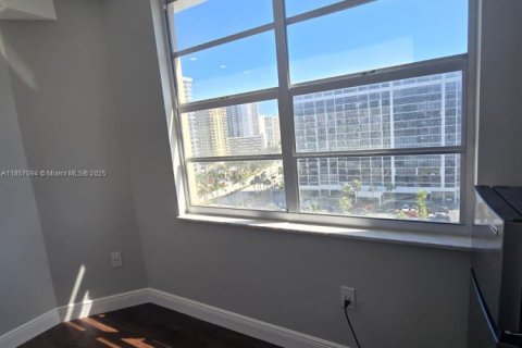 Condominio en alquiler en Hallandale Beach, Florida, 2 dormitorios, 115.2 m2 № 1962938 - foto 17
