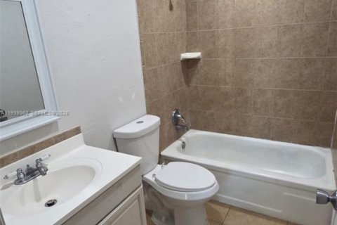 Villa ou maison à louer à Lauderhill, Floride: 2 chambres, 80.64 m2 № 1996840 - photo 4