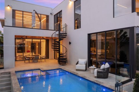 Casa en venta en Miami, Florida, 5 dormitorios, 525.92 m2 № 1974479 - foto 30