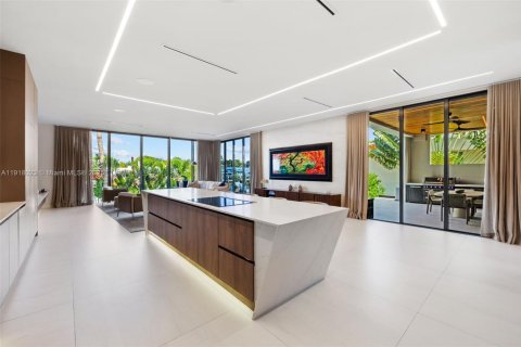 Casa en venta en Miami, Florida, 5 dormitorios, 525.92 m2 № 1974479 - foto 15