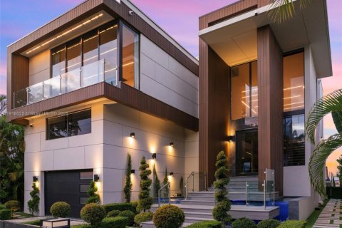 Casa en venta en Miami, Florida, 5 dormitorios, 525.92 m2 № 1974479 - foto 1