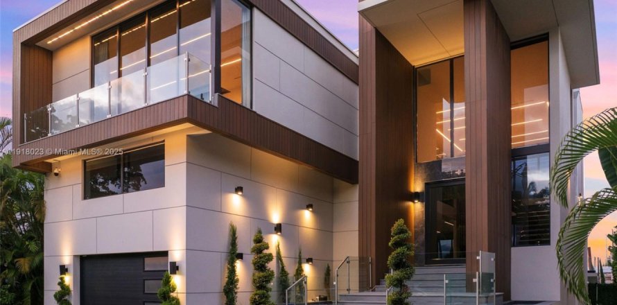 Casa en Miami, Florida 5 dormitorios, 525.92 m2 № 1974479