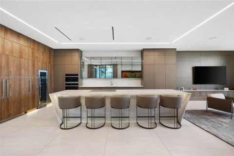 Casa en venta en Miami, Florida, 5 dormitorios, 525.92 m2 № 1974479 - foto 12