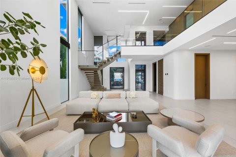 Casa en venta en Miami, Florida, 5 dormitorios, 525.92 m2 № 1974479 - foto 8