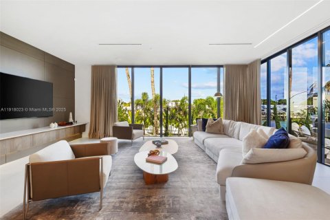 Casa en venta en Miami, Florida, 5 dormitorios, 525.92 m2 № 1974479 - foto 20