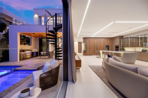Casa en venta en Miami, Florida, 5 dormitorios, 525.92 m2 № 1974479 - foto 21