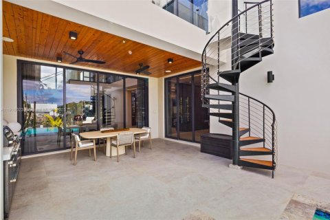 Casa en venta en Miami, Florida, 5 dormitorios, 525.92 m2 № 1974479 - foto 28