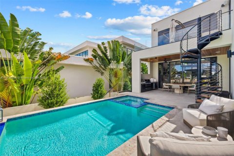 Casa en venta en Miami, Florida, 5 dormitorios, 525.92 m2 № 1974479 - foto 29