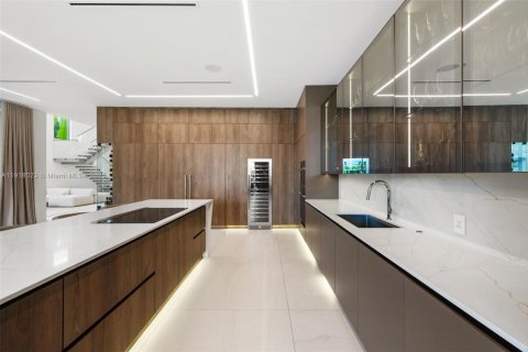 Casa en venta en Miami, Florida, 5 dormitorios, 525.92 m2 № 1974479 - foto 13