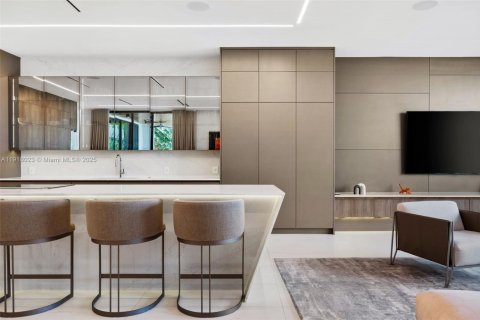 Casa en venta en Miami, Florida, 5 dormitorios, 525.92 m2 № 1974479 - foto 14