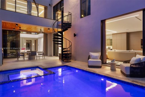 Casa en venta en Miami, Florida, 5 dormitorios, 525.92 m2 № 1974479 - foto 23