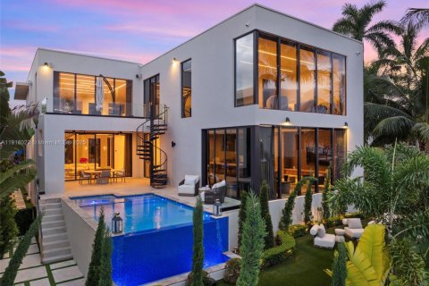 Casa en venta en Miami, Florida, 5 dormitorios, 525.92 m2 № 1974479 - foto 3