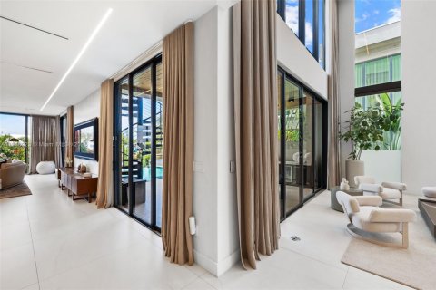 Casa en venta en Miami, Florida, 5 dormitorios, 525.92 m2 № 1974479 - foto 9