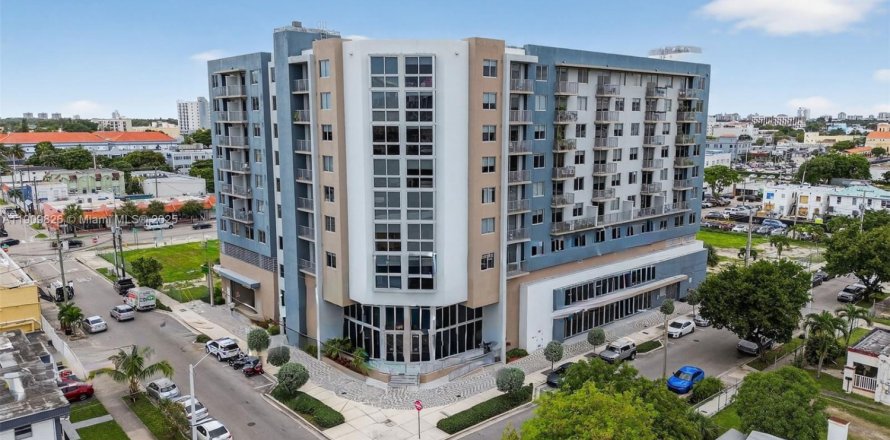 Condominio en Miami, Florida, 1 dormitorio  № 2013154
