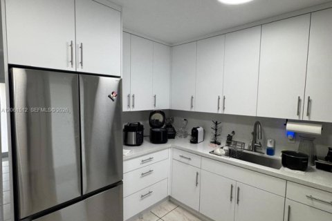 Villa ou maison à vendre à Hialeah, Floride: 3 chambres, 88.54 m2 № 2274071 - photo 18