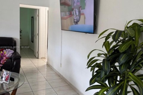 Villa ou maison à vendre à Hialeah, Floride: 3 chambres, 88.54 m2 № 2274071 - photo 5