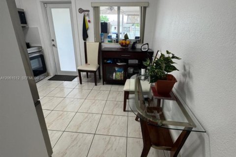 Villa ou maison à vendre à Hialeah, Floride: 3 chambres, 88.54 m2 № 2274071 - photo 4