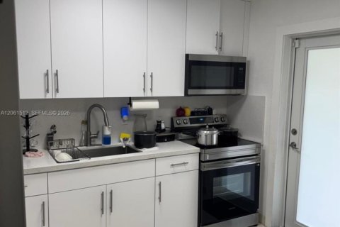 Villa ou maison à vendre à Hialeah, Floride: 3 chambres, 88.54 m2 № 2274071 - photo 17