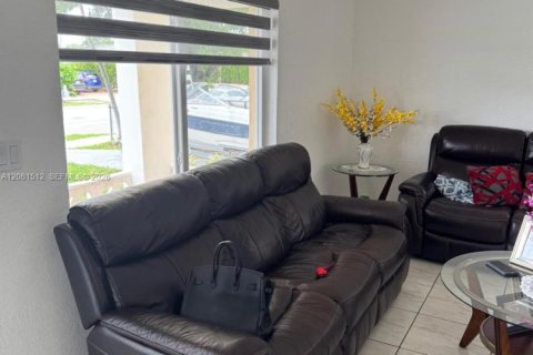 Villa ou maison à vendre à Hialeah, Floride: 3 chambres, 88.54 m2 № 2274071 - photo 2