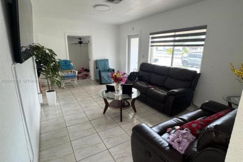 Villa ou maison à vendre à Hialeah, Floride: 3 chambres, 88.54 m2 № 2274071 - photo 3