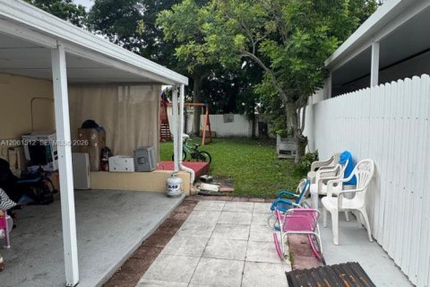 Villa ou maison à vendre à Hialeah, Floride: 3 chambres, 88.54 m2 № 2274071 - photo 19
