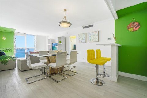 Copropriété à vendre à Hollywood, Floride: 2 chambres, 108.97 m2 № 2434030 - photo 4