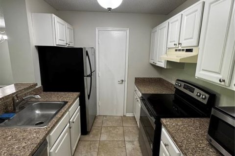 Condo in Saint Petersburg, Florida, 2 bedrooms № 2368937 - photo 2