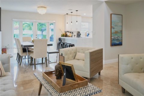 House in Miami, Florida 4 bedrooms № 1969980 - photo 5