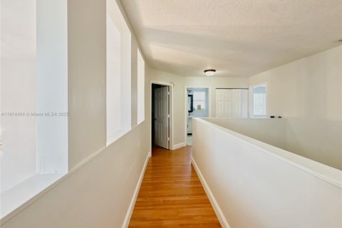 House in Miami, Florida 4 bedrooms № 1969980 - photo 25