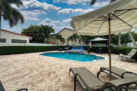 House in Miami, Florida 4 bedrooms № 1969980 - photo 3