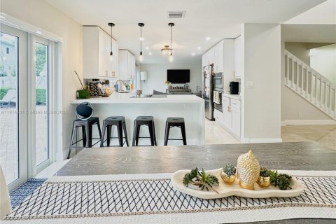 House in Miami, Florida 4 bedrooms № 1969980 - photo 11