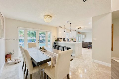 House in Miami, Florida 4 bedrooms № 1969980 - photo 10