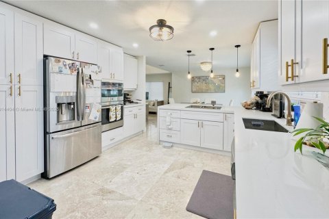 House in Miami, Florida 4 bedrooms № 1969980 - photo 4