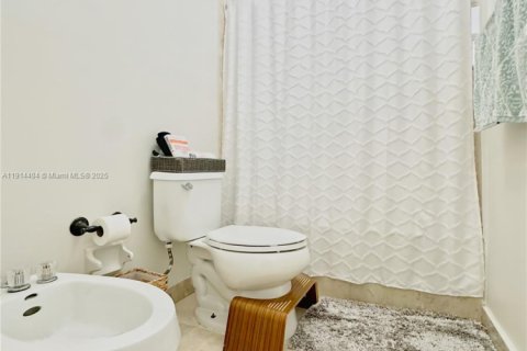 House in Miami, Florida 4 bedrooms № 1969980 - photo 22
