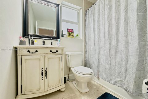 House in Miami, Florida 4 bedrooms № 1969980 - photo 26