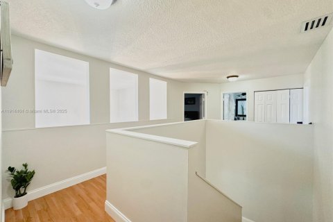 House in Miami, Florida 4 bedrooms № 1969980 - photo 14