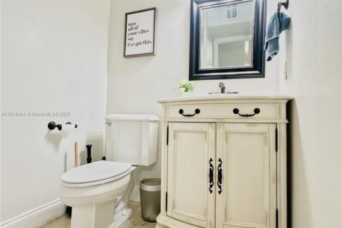 House in Miami, Florida 4 bedrooms № 1969980 - photo 13