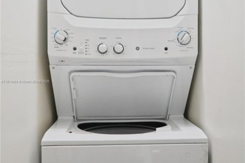 House in Miami, Florida 4 bedrooms № 1969980 - photo 16