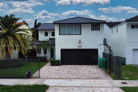 House in Miami, Florida 4 bedrooms № 1969980 - photo 2