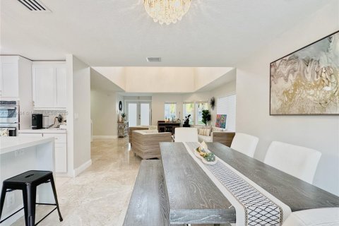 House in Miami, Florida 4 bedrooms № 1969980 - photo 6