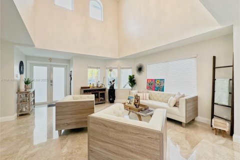 House in Miami, Florida 4 bedrooms № 1969980 - photo 1