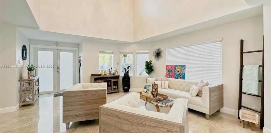 House in Miami, Florida 4 bedrooms № 1969980