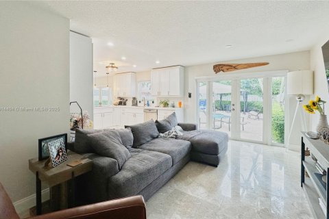 House in Miami, Florida 4 bedrooms № 1969980 - photo 12