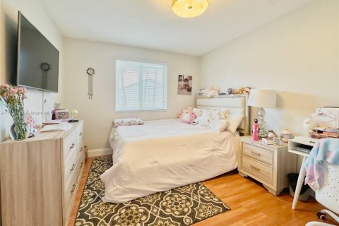 House in Miami, Florida 4 bedrooms № 1969980 - photo 24