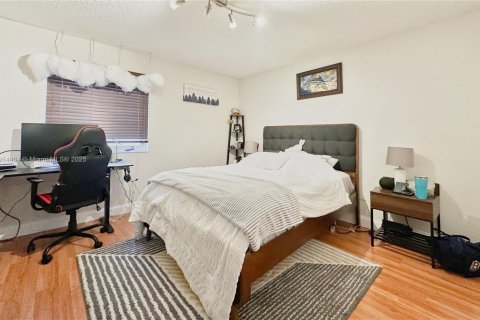 House in Miami, Florida 4 bedrooms № 1969980 - photo 15