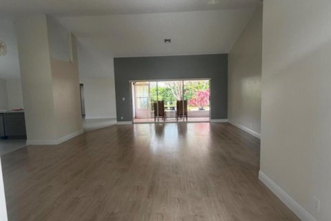 House in Wellington, Florida 4 bedrooms, 197.14 sq.m. № 2083253 - photo 2