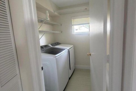 House in Wellington, Florida 4 bedrooms, 197.14 sq.m. № 2083253 - photo 11