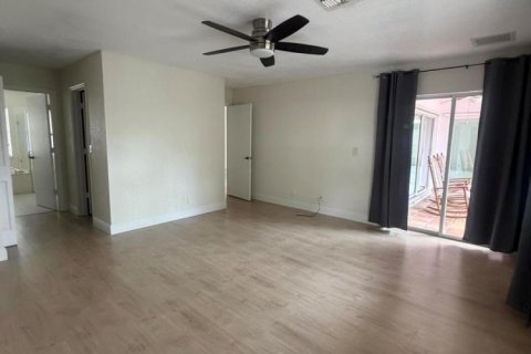 House in Wellington, Florida 4 bedrooms, 197.14 sq.m. № 2083253 - photo 5