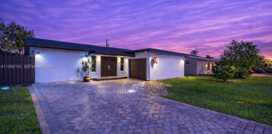 Casa en Sunrise, Florida 4 dormitorios, 140.28 m2 № 2020452