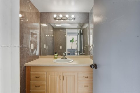 Townhouse in Lauderhill, Florida 2 bedrooms, 133.41 sq.m. № 2026844 - photo 7